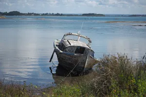 停泊在岸边的小船图片第张