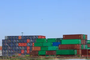 堆放整齐的集装箱图片第张