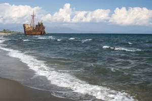 破旧船只和报废汽车图片第张