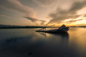 岸边搁置的小船图片第张