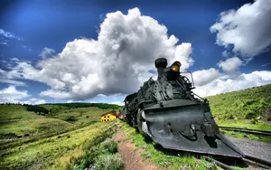 穿过秀丽风景的观光火车图片第张