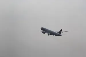 飞机飞在空中的照片