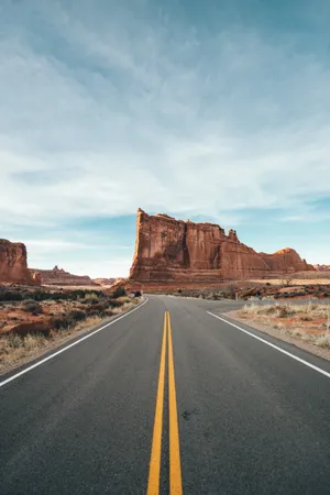笔直柏油公路路面图片