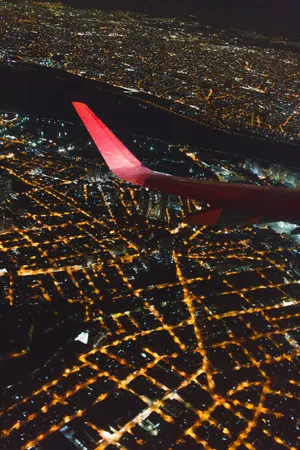 高空中的飞机机翼图片_1