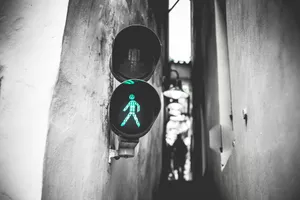 小巷绿灯图片第1张