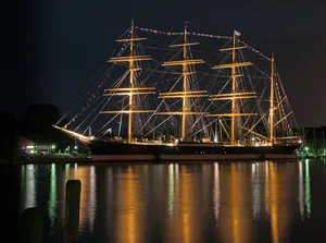 海上帆船夜景图片_1