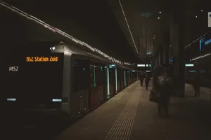地铁列车停靠图片_1