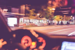 夜间飞驰电车图片第1张
