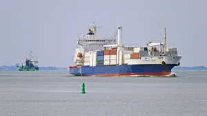 海上集装箱货轮图片第1张