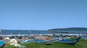 海滩船只停靠图片