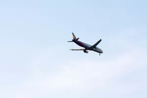 空中飞机飞行图片_1