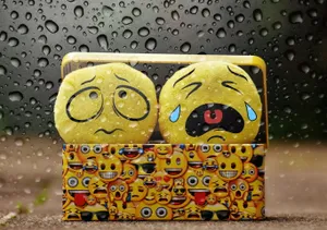 雨天坏心情黄色表情图片_1