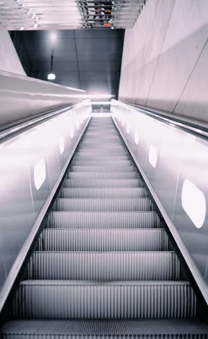 商场扶手电梯特写图片_1
