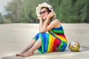 彩虹裙美女图片
