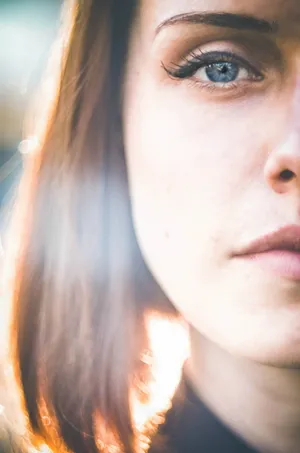 露出半边脸的美女图片_1