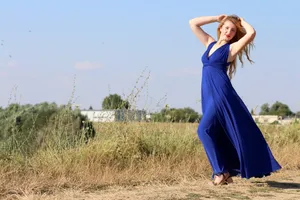 飘逸蓝裙美女图片_1