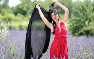 薰衣草花海红裙美女图片_1