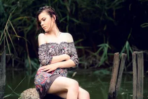 一字肩香艳美女图片第1张