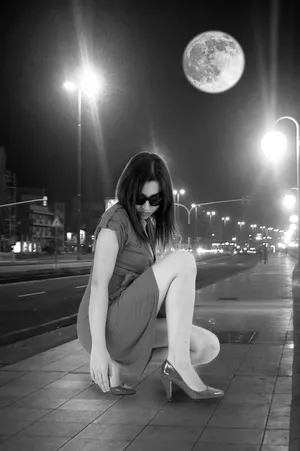 夜晚黑白街拍美女图片