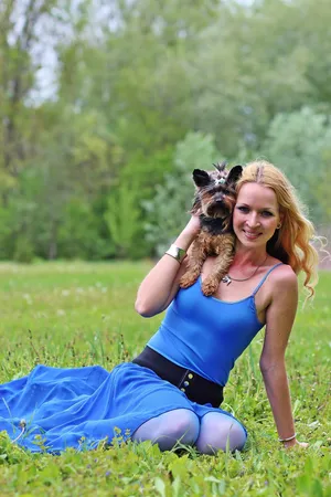 草地萌犬美女图片_1