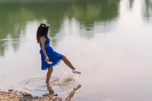 河边美女图片