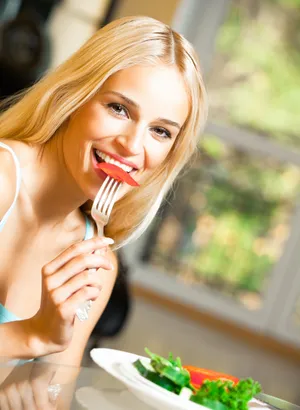 吃蔬菜沙拉的美女图片_1
