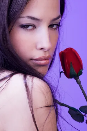 美女持玫瑰花图片
