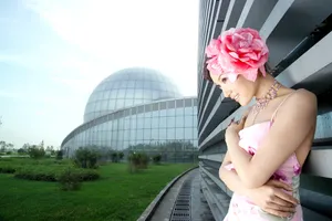 头戴花朵美女图片素材_1