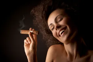 美女抽烟图片素材