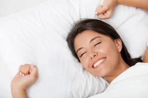 刚睡醒的美女图片