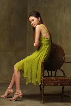 高清修长美女图片