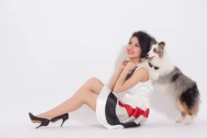 美女与爱宠图片