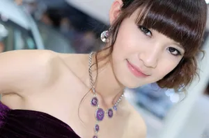 青春潇洒美女图片