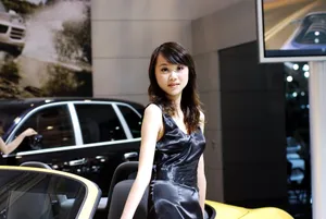 气质跑车美女图片
