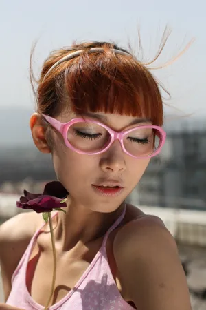 个性眼镜美女图片