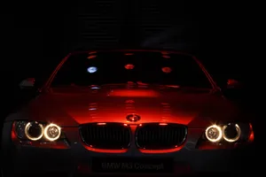 红色轿车车灯特写图片_1