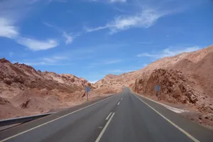 郊区蜿蜒公路风景图片第1张