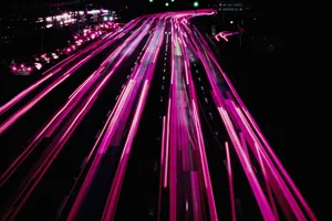 城市夜晚璀璨公路图片第1张
