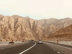 汽车行驶的公路图片第1张