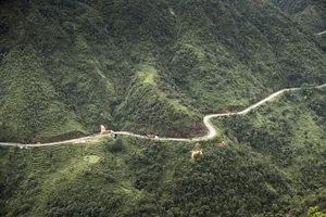 蜿蜒曲折山路图片