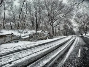 下雪天公路图片第1张