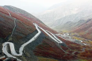 盘曲山区公路图片第1张