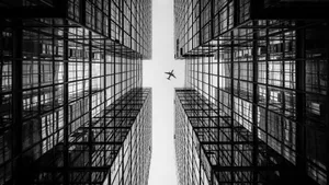 城市上空飞过的飞机图片_4