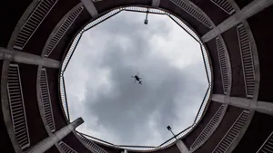城市上空飞过的飞机图片_7