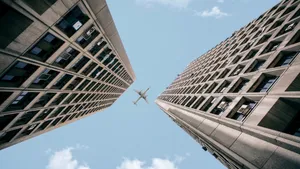 城市上空飞过的飞机图片_8