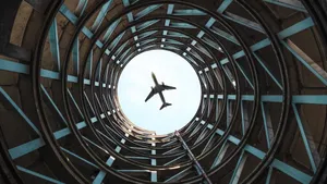 城市上空飞过的飞机图片_9