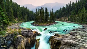 优美的山间瀑布风景_4