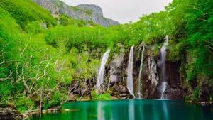 优美的山间瀑布风景_5