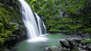 优美的山间瀑布风景_6