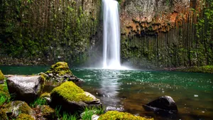 优美的山间瀑布风景_8